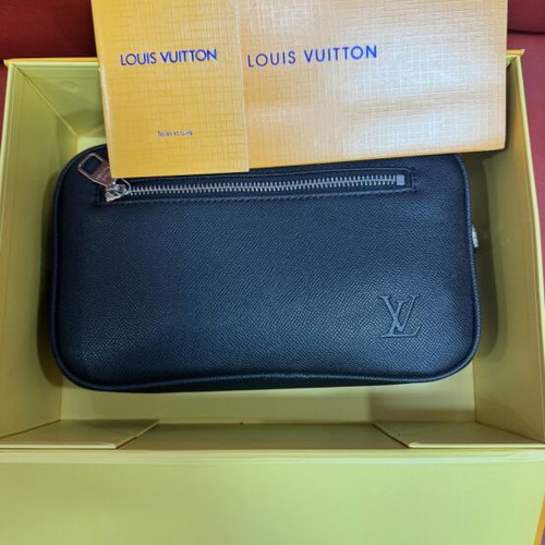 Louis Vuitton Kasai Taiga Leather Clutch Bag new, black