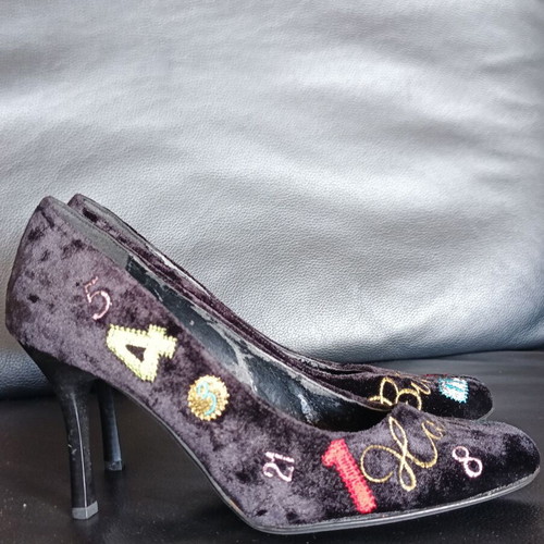Si Boletti velvet pumps new with colorful embroidered details size 39