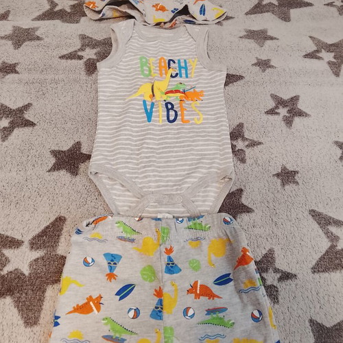 Baby clothing set like new with hat 6-12 months