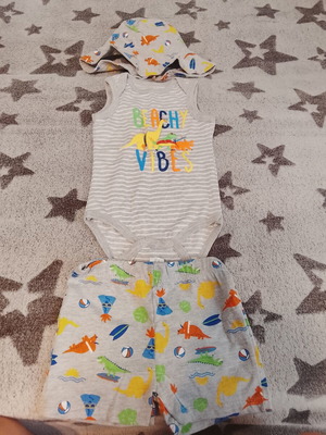 Baby clothing set like new with hat 6-12 months