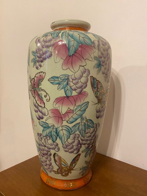 Chinese vase 37 cm hand-painted like new
