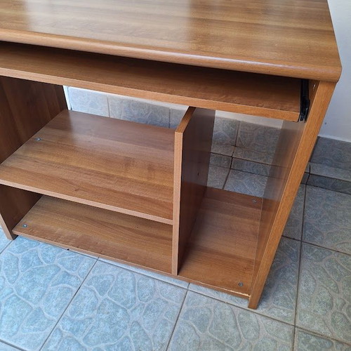 Small wooden computer desk like new, compact with shelves