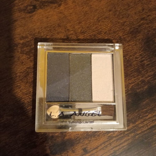 L.A. Angel Eye Shadow Set with 3 Shimmery Shades and Applicator