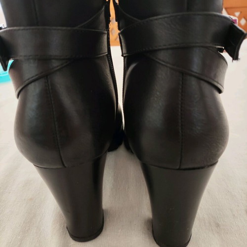 Womens black synthetic leather boots like new, size 40