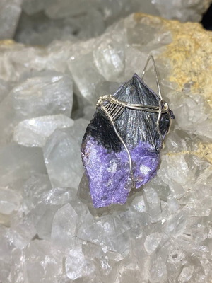 Χειροποίητο Ασημένιο Μενταγιόν με Φυσικό Σπάνιο Ακατέργαστο Χαροΐτη καινούργιο