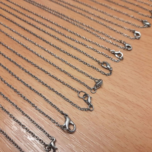 Necklaces with thin chain like new, pack of 25 pieces