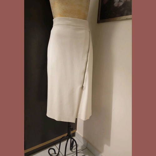 Hugo Boss slim fit women's skirt like new, cream, size 38/40