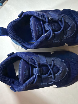 Nike Reposto βρεφικά αθλητικά παπούτσια σε σκούρο μπλε και λευκό, EU 23.5