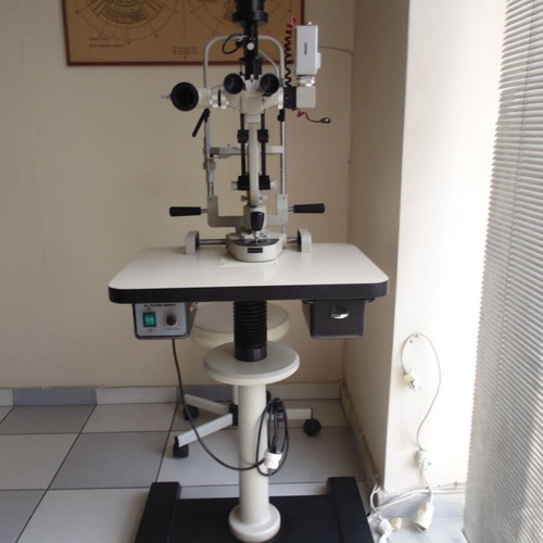 Inami L-0219 Japanese slit lamp like new with 5 magnifications and accessories