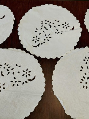 White machine-cut doilies set of five, diameter 30 cm each, new