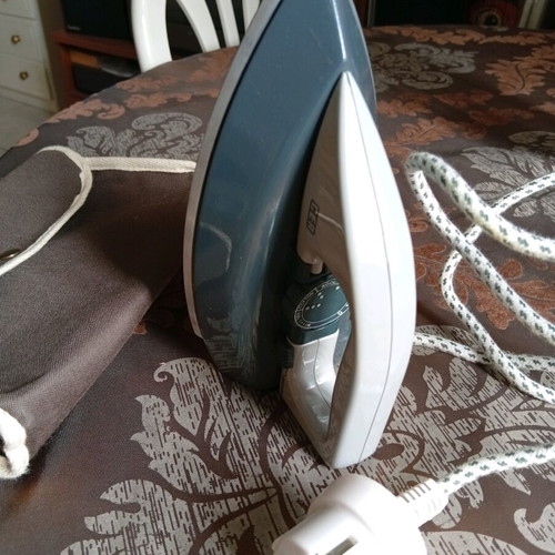 GEA travel electric iron like new, fully functional