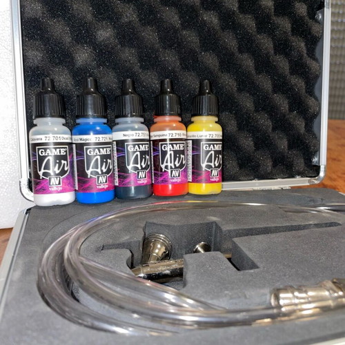 Airbrush with full equipment and 5 colors, new