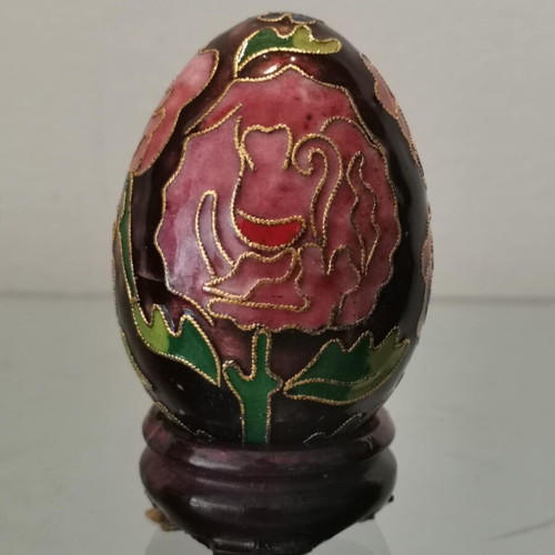 Cloisonne egg used with pink flowers and wooden base