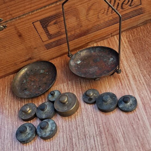 Old scale weights and pans set