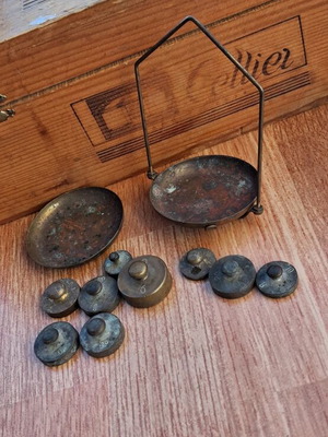 Old scale weights and pans set