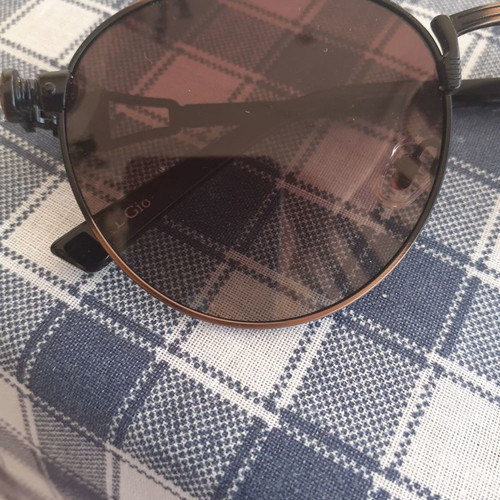 Sunglasses used in brown shade with side design