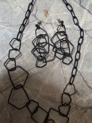 Jewelry set with stud earrings and black necklace like new