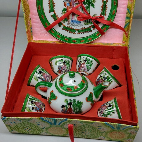 Chinese miniature tea set Zhong Guo Jingdezhen Zhi with 9 pieces, painted geishas