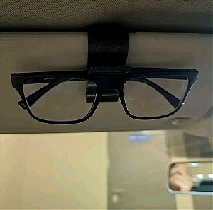 Θήκη γυαλιών στην ηλιοπροστασία του αυτοκινήτου