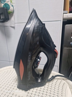 Ютия Black Decker 3000W употребявана, мощна с функция вертикално гладене