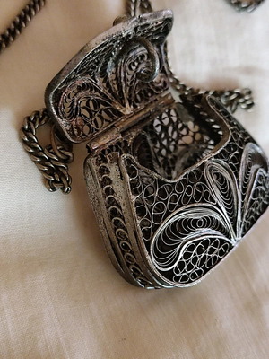 Vintage filigran necklace like new with pouch and cross gift