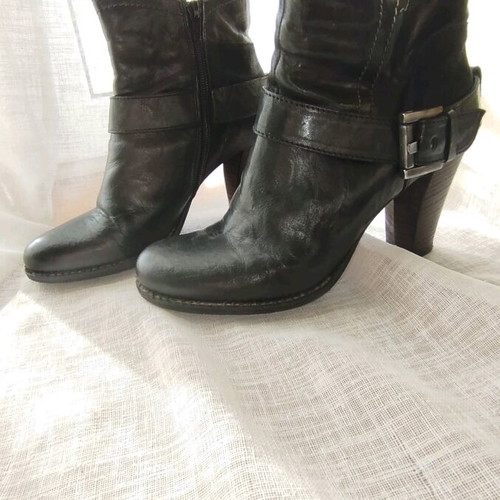 Khrio black leather ankle boots size 38 like new