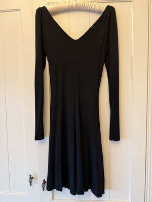 Celyn b. black viscose dress with long sleeves and gold detail