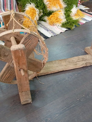 Weaving loom reel used in very good condition, collectible