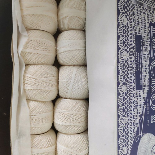 Crochet yarn like new, pack of 10 cotton balls