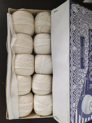 Crochet yarn like new, pack of 10 cotton balls