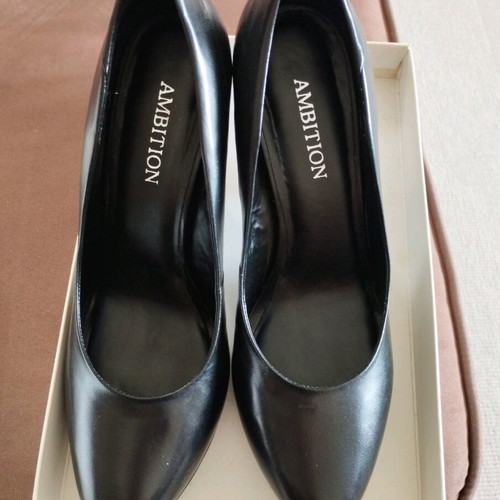 Quazi black leather pumps like new, size 41
