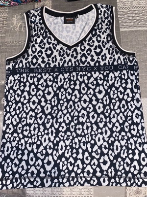 Leopard sports sleeveless top medium like new, black and white with v-neck