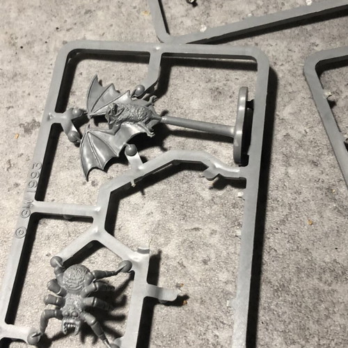 Warhammer Fantasy 90s bats and spiders on original sprue