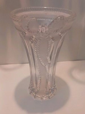 Evita crystal vase new with bow