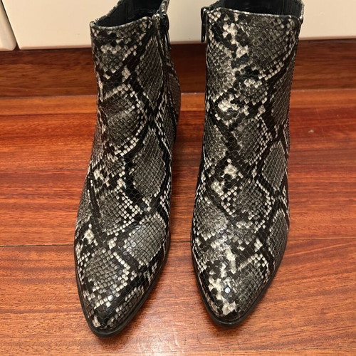 Snail print ankle boots like new, in grey and black