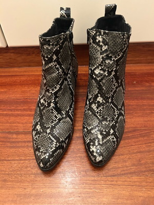 Snail print ankle boots like new, in grey and black
