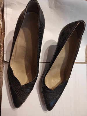 Leather pumps with snake skin style and patent finish, like new