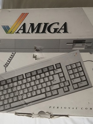 Amiga 1000 Αμερικανική μεταχειρισμένη με το κουτί της, θέλει μετατροπέα