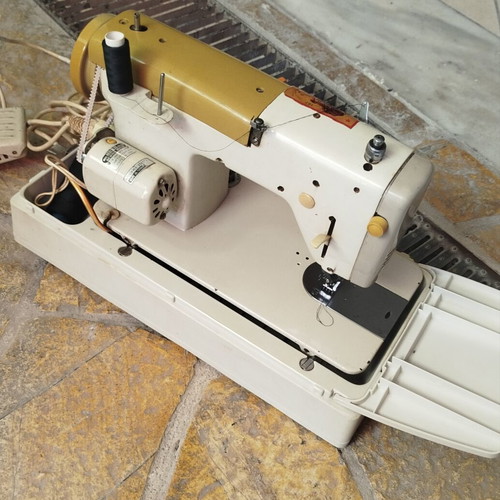 Brother 851 electric sewing machine used, excellent condition with case