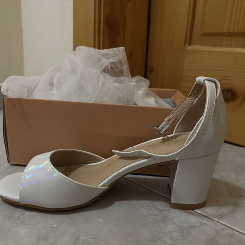 White high-heeled sandals size 40 like new