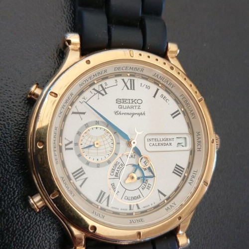 Seiko collectible men's watch used Intelligent Calendar with silicone strap