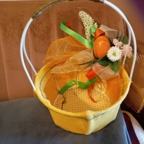 Vintage Easter basket like new with egg and flowers