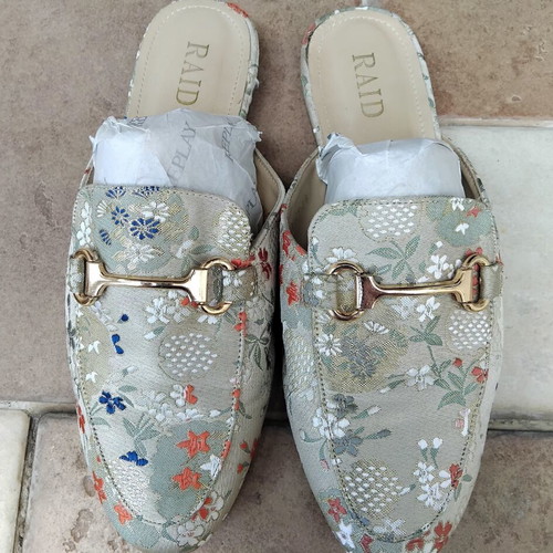 Mules RAID size 39 like new, floral brocade with gold details