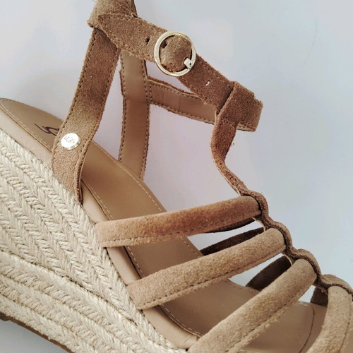 Σουεντ πλατφόρμες UGG Cressida μπεζ σαν καινούργιες, νούμερο 38