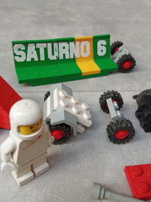 Lego astronauts pack from 1980s used, rare pieces