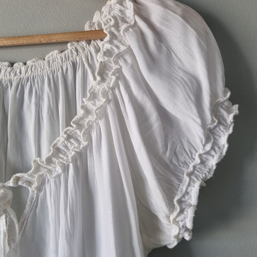 Blouse with decorative gathers, like new, size S, white