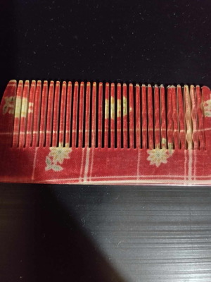 Comb elegant red with yellow designs 10 cm new