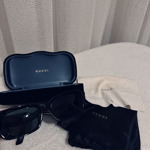 Gucci sunglasses like new, black and gold