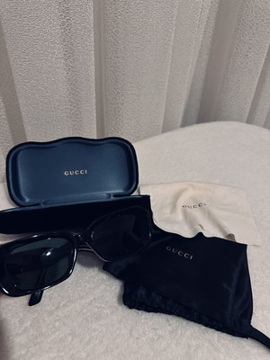 Gucci sunglasses like new, black and gold