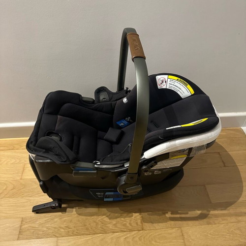 Nuna car seat like new with base, canopy and inserts